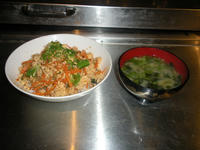 豆腐の炒り煮丼と味噌汁