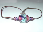 チョーカーも両サイドの銀玉を添えるだけで”ぐっと”引き締まります