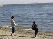 二男は従兄弟のダイちゃんと海岸で遠投