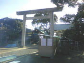 やはり戦中派の山神社にはコンクリート製の鳥居