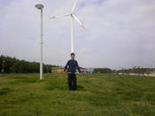 公園内に入り風力発電機のペラの前で