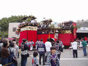 3台の山車が競り合って並びます。これも梶人の腕の見せ所