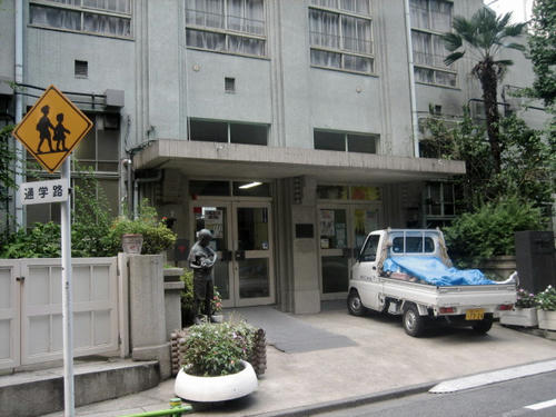 城東小学校正門