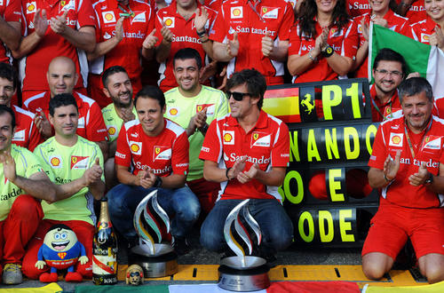 フェラーリの仲間と共に勝利を祝うフェルナンド・アロンソ（ドイツGP／ホッケンハイム、2012年7月22日）