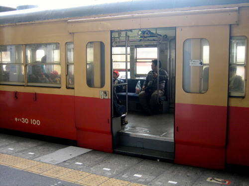 キハ３０の外吊り式ドア