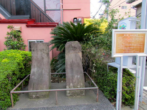 猫又橋の親柱の袖石