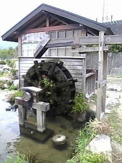 お盆には回ってなかった水車