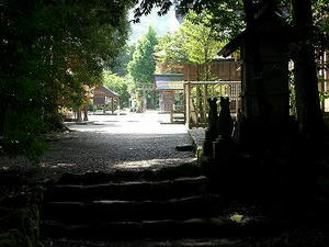 須佐神社の御神殿から