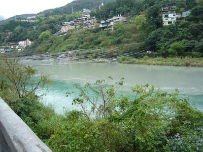 川沿いに公共の温泉が。