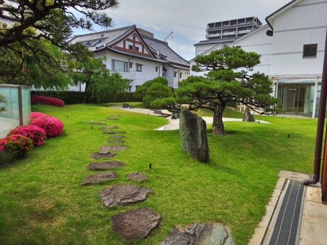 伊丹市立美術館の庭園