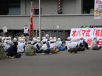 集会に参加する人々