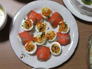 サーモンのクリームチーズボールと卵のファルシ