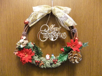 娘の部屋のドアのクリスマスリース