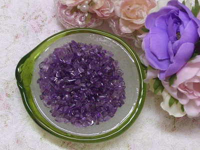 琉球ガラスの小皿とアメジスト