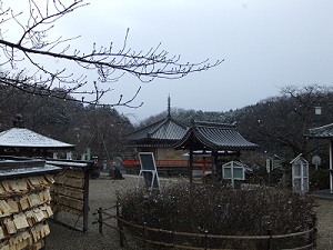 雪の安倍文殊院　境内