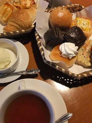 おかわりしたミニパンとアイスと紅茶