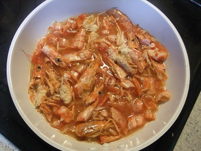 海老の頭と殻を煮てます