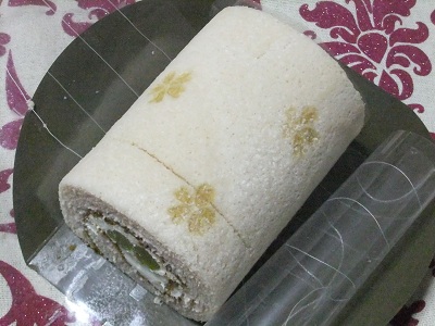 カット用の糸付きロールケーキ