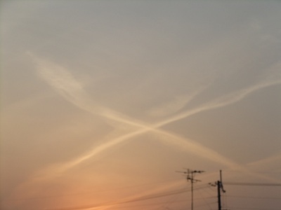 ２本の飛行機雲