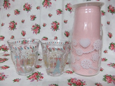 エッフェル塔のグラスとポット