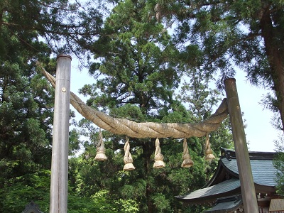 拝殿前のしめ縄