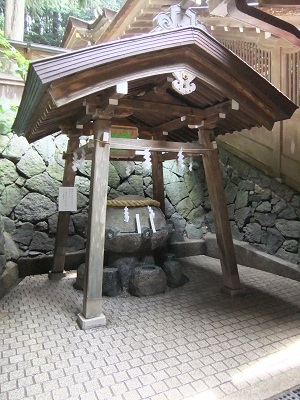 狭井神社　薬井戸