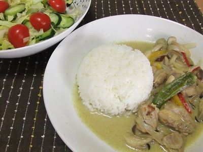 グリーンカレーとサラダ