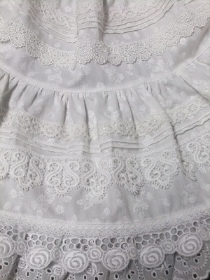 白地にレースのふりふり～