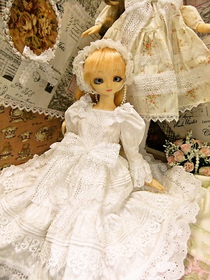 ホワイトレースのドレス