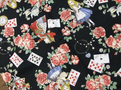 アリス柄の生地　黒地