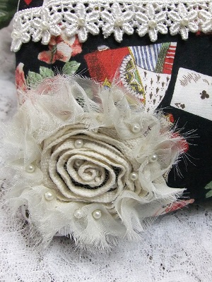 アリス柄パックンポーチ モチーフ部分アップ