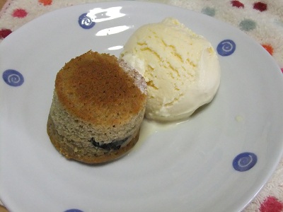 黒豆のケーキ　アイス添え