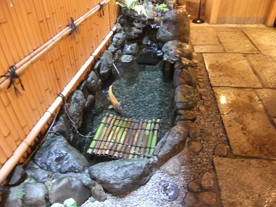 田ごと　玄関前の池