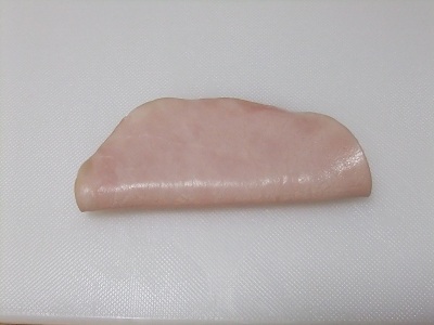 ①ハムを2つに折ります