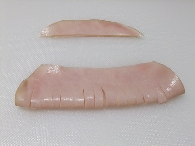 ②ハムに切り目を入れます