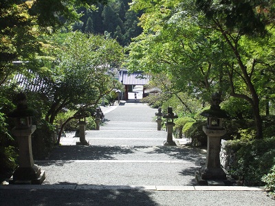 金堂から見た山門