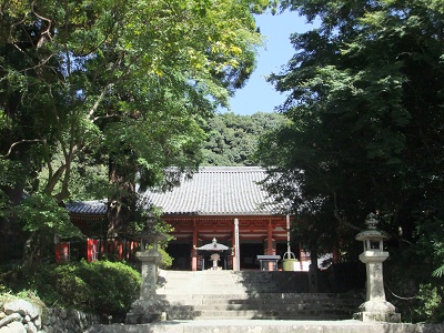 階段下から見上げた金堂