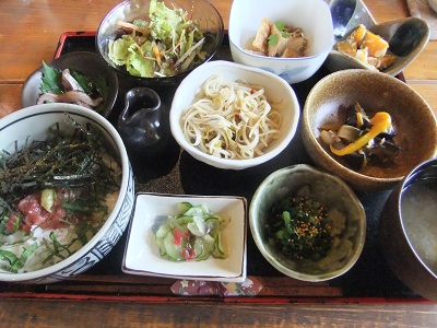 邑の小鉢御前（馬とろセット）