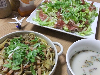 きのこパスタと生ハムのサラダ