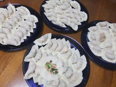 定番餃子と鮭の餃子？合わせて90個