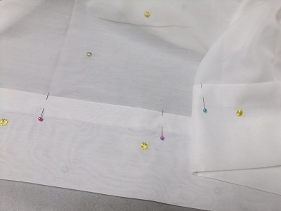 折って待ち針でとめました