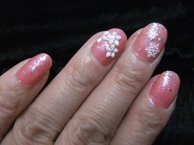 セルフネイル（左）