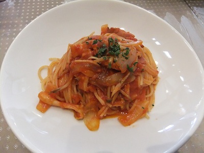 ベーコンと茸のトマトソースパスタ