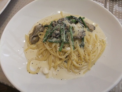 牡蠣とほうれん草のクリームパスタ