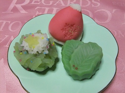 モミの木と ひいらぎの葉と サンタの帽子