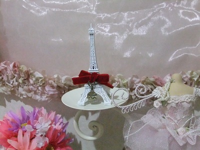 白いエッフェル塔