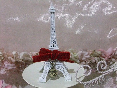 白いエッフェル塔