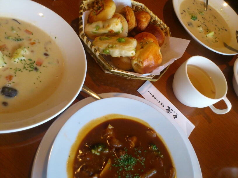 メインのクリームシチュー＆ビーフシチュー