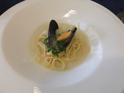 １品　ムール貝のチャウダースープパスタ