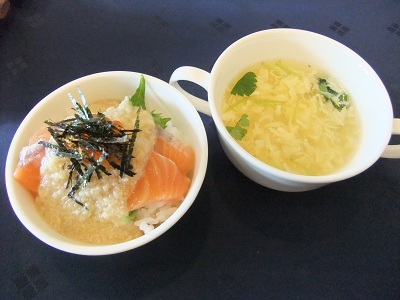 ご飯　サーモンといくらの海鮮丼